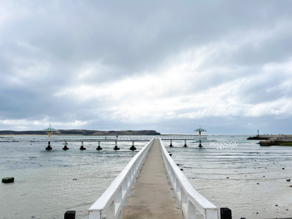 澎湖西嶼小池角雙曲橋，唯美海中步道彷彿來到馬爾地夫，漲潮時間美到翻！ @瑪姬幸福過日子