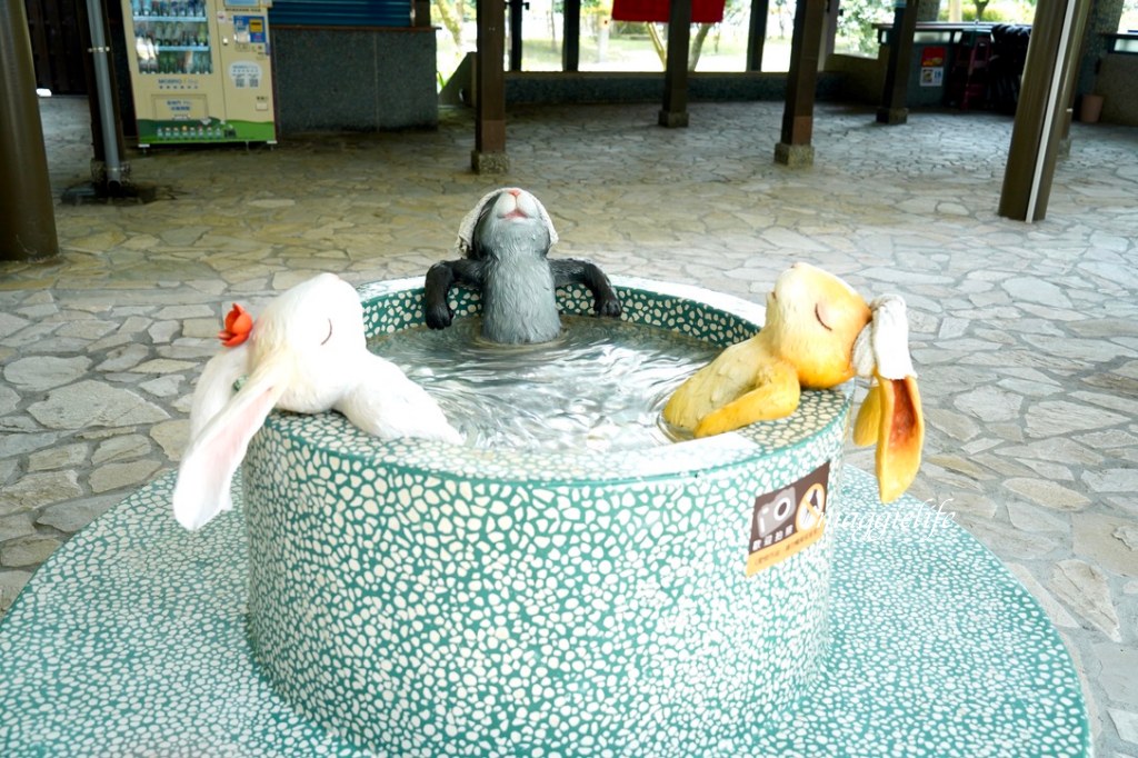 【宜蘭免費景點】礁溪轉運站幾米兔子裝置藝術，毛毛兔超級可愛的，一路通道礁溪溫公園！ @瑪姬幸福過日子