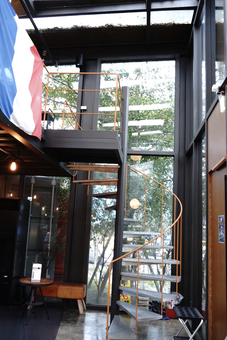 內湖咖啡｜阿達阿永咖啡廳，大片玻璃屋森林系咖啡廳，不限時有插座！ @瑪姬幸福過日子