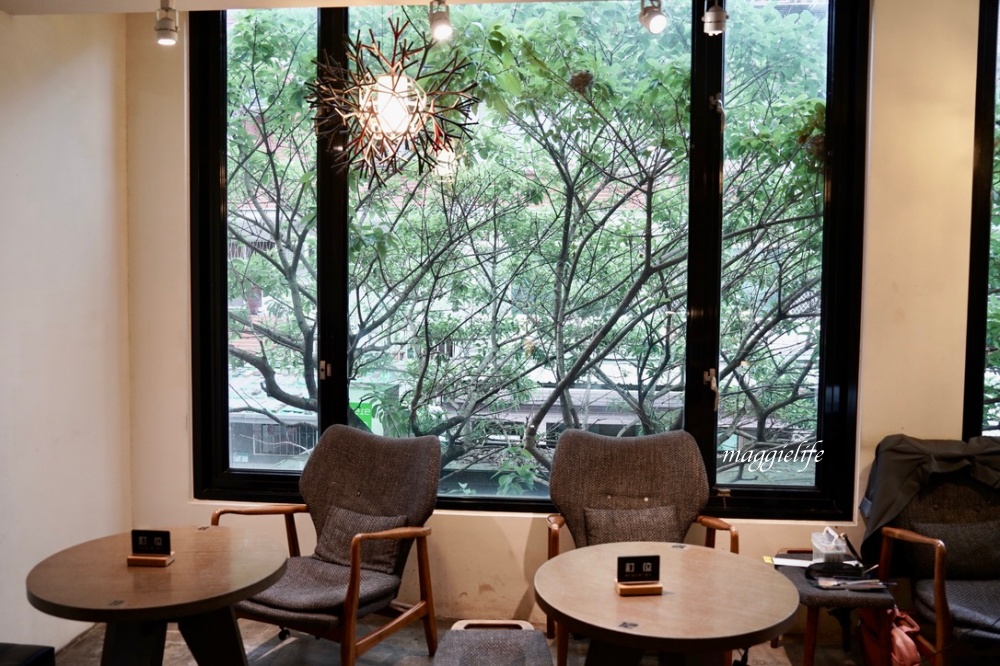 台北市政府｜上樓看看Arthere Café，一大片綠意盎然超療癒，美式可以續杯，信義區不限時有插座咖啡廳！ @瑪姬幸福過日子