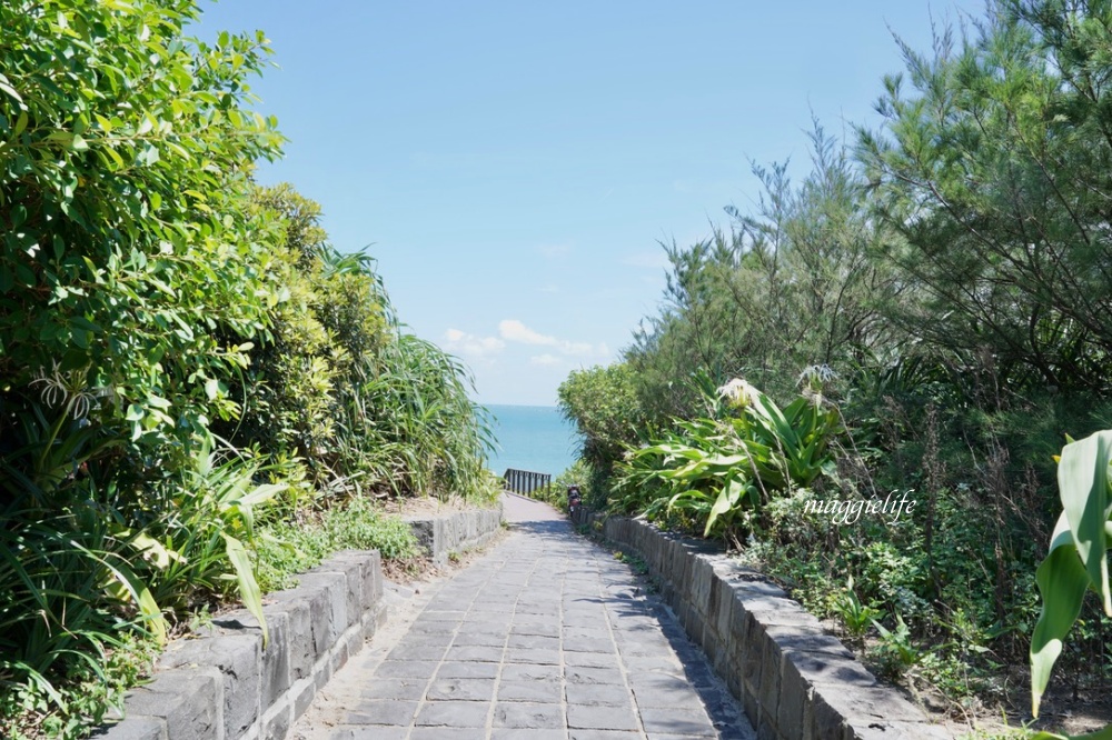 新北石門| 麟山鼻遊憩區，潮間帶玩水抓螃蟹，漫步在濱海步道，超美的海岸風稜石風光 @瑪姬幸福過日子