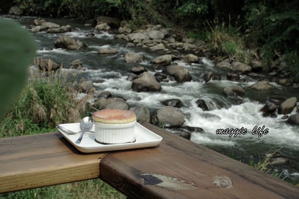 咖朵咖啡Caldo Cafe｜外雙溪秘境，面對外雙溪河岸景觀的咖啡廳，舒芙蕾爆炸好吃！ @瑪姬幸福過日子