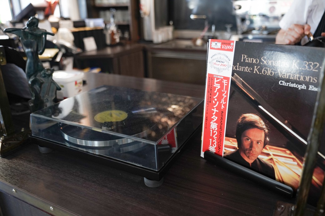 新濱・駅前，高雄舊三和銀行咖啡，在百年古蹟銀行裡喝咖啡，不限時免服務費，還可以聽黑膠唱片音樂 @瑪姬幸福過日子