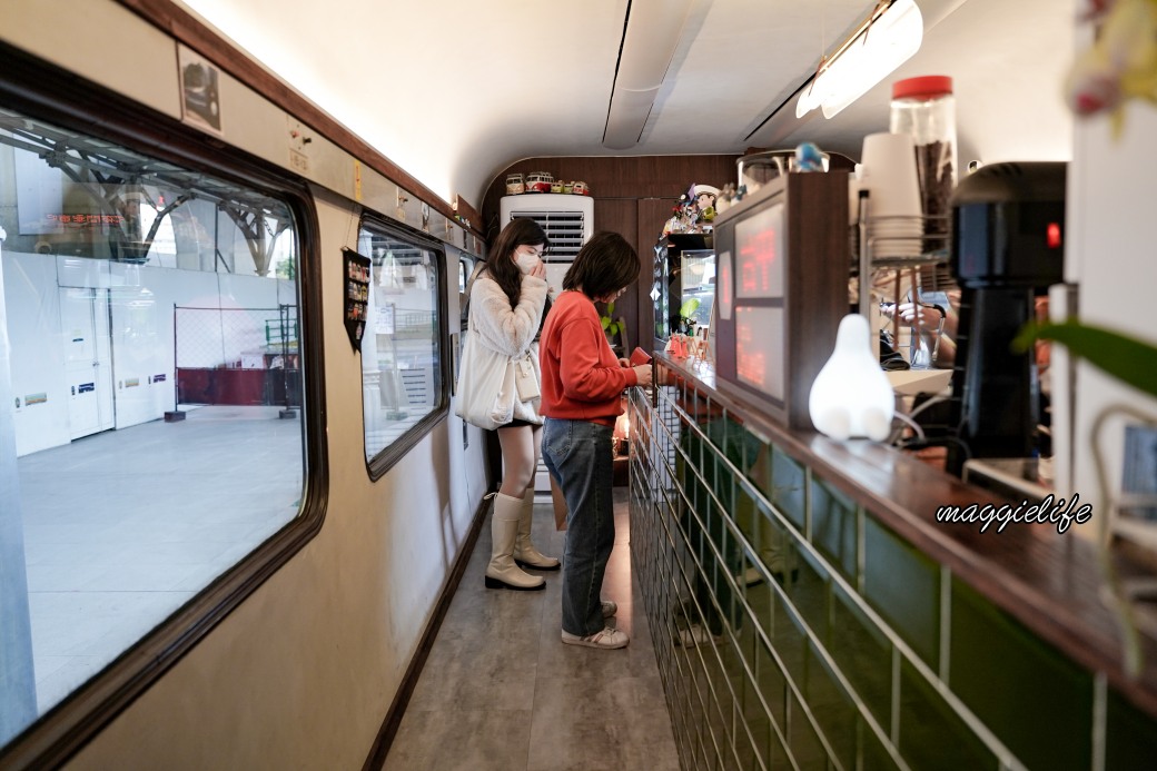 Mamonaku Cafe把自強號火車變成咖啡廳拉，火車月台上的復古主題咖啡廳 @瑪姬幸福過日子