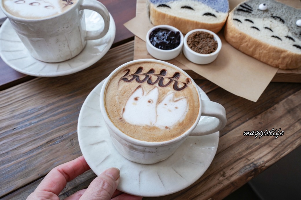 MITAKA 3e cafe 龍貓主題咖啡廳，台中西區靜巷裡的療癒龍貓主題咖啡廳，龍貓吐司，龍貓拿鐵，超萌的！ @瑪姬幸福過日子