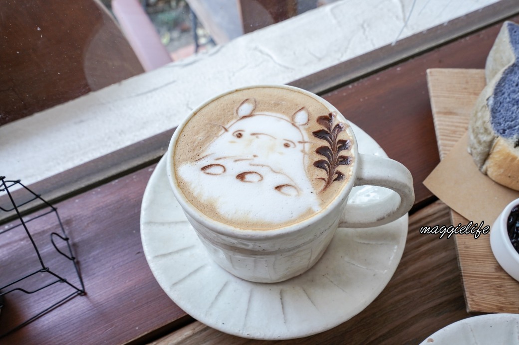 MITAKA 3e cafe 龍貓主題咖啡廳，台中西區靜巷裡的療癒龍貓主題咖啡廳，龍貓吐司，龍貓拿鐵，超萌的！ @瑪姬幸福過日子