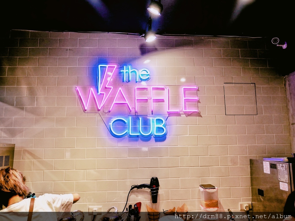 The Waffle Club TW 台北東區超級浮誇的雞蛋仔，甜點控快衝啊，新IG打卡點，來自香港的Waffle 台灣首店就隱藏在東區巷內。 @瑪姬幸福過日子