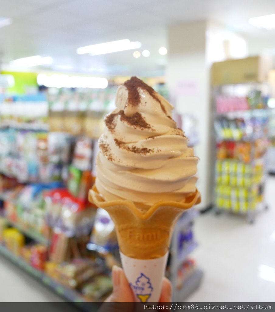 全家便利商店推出濃郁系「提拉米蘇霜淇淋」,義式甜點冰淇淋,一口就幸福＠瑪姬幸福過日子 @瑪姬幸福過日子