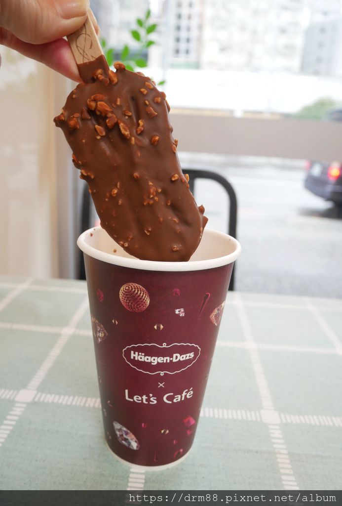 全家熱巧克力Let’s CaféＸ哈根達斯雪糕,新推出「巧雪可可」,整支哈根達斯雪糕泡進熱巧克力裡@瑪姬幸福過日子 @瑪姬幸福過日子