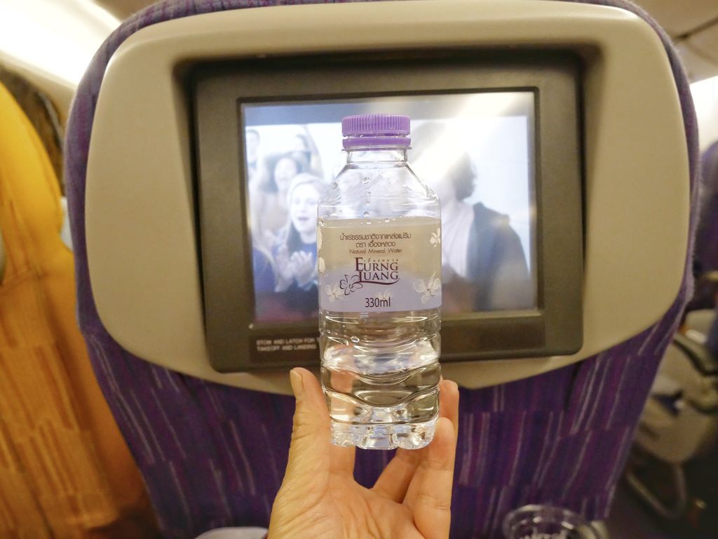 泰航搭機體驗，首次搭泰國航空飛泰國，超值機票，飛機餐不錯吃，還有瓶裝水＠瑪姬幸福過日子 @瑪姬幸福過日子