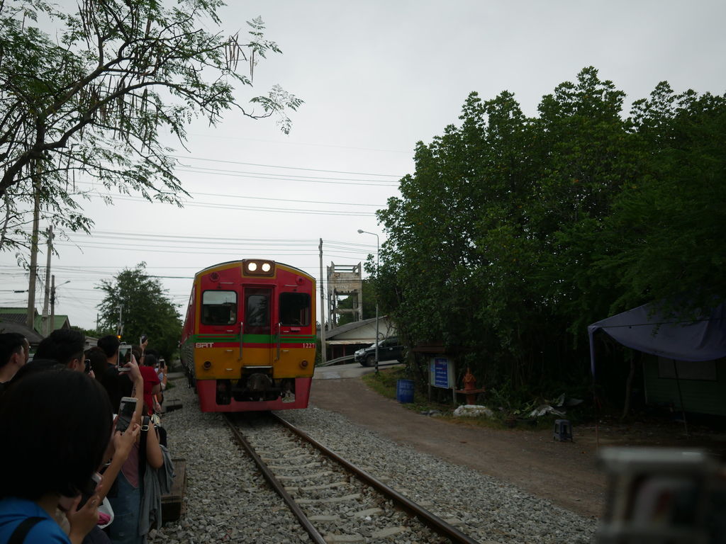泰國｜曼谷美功鐵道市場，攤販穿過鐵道的奇景，泰國曼谷必遊景點，交通，優惠票券怎麼訂 @瑪姬幸福過日子