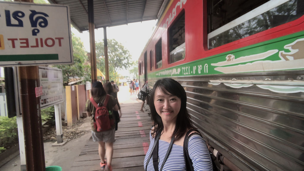 泰國｜曼谷美功鐵道市場，攤販穿過鐵道的奇景，泰國曼谷必遊景點，交通，優惠票券怎麼訂 @瑪姬幸福過日子