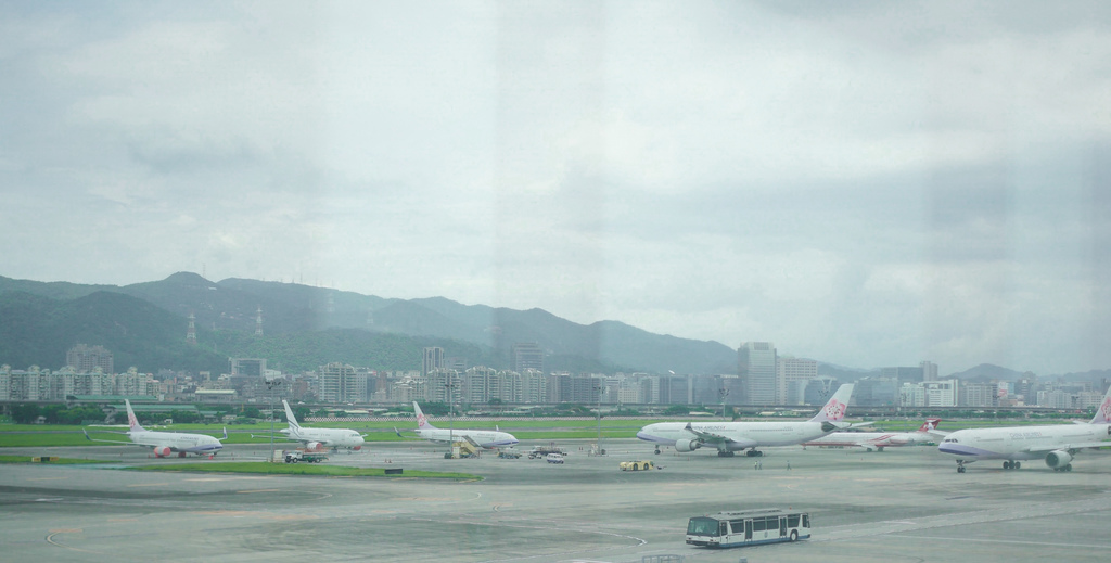【台北 景點 】松山機場觀景台，看飛機，還有超好拍彩繪牆，情侶/親子看飛機喝咖啡＠瑪姬幸福過日子 @瑪姬幸福過日子
