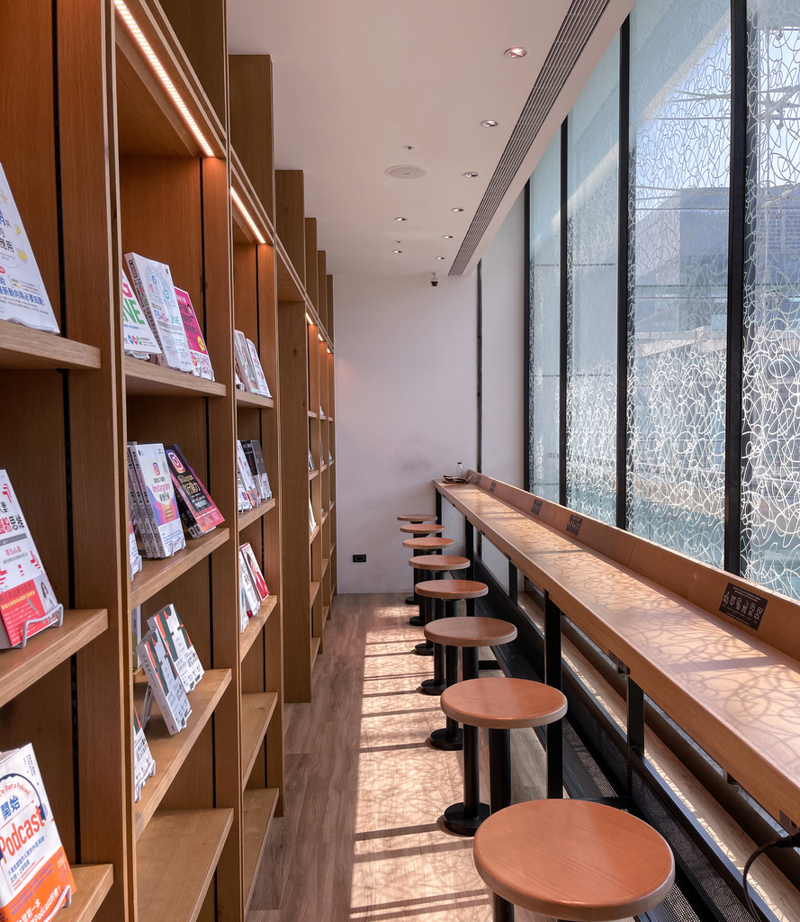 【南港咖啡廳】 台北南港最美蔦屋書店X路易莎咖啡，南港站有插座有WIFI不限時有景觀咖啡， 還可以看三本書店的書！ @瑪姬幸福過日子