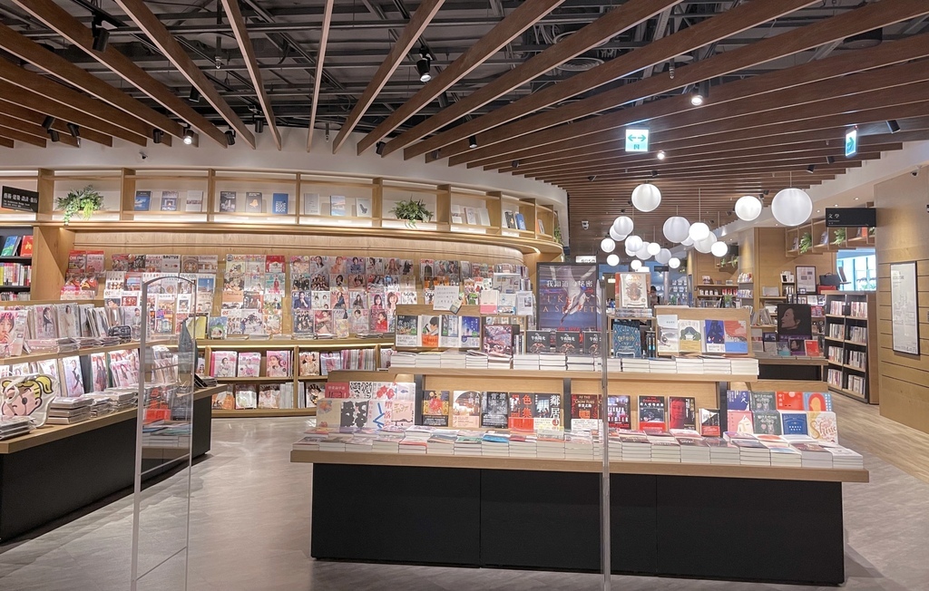 【南港咖啡廳】 台北南港最美蔦屋書店X路易莎咖啡，南港站有插座有WIFI不限時有景觀咖啡， 還可以看三本書店的書！ @瑪姬幸福過日子