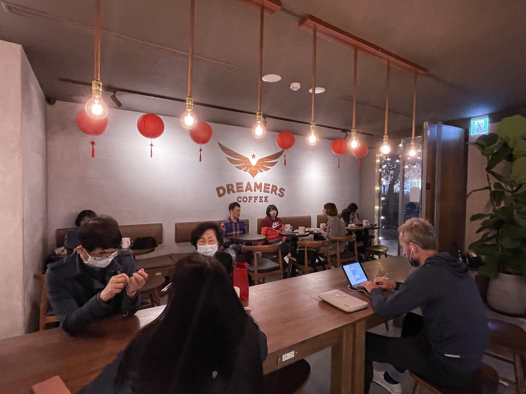 【台北忠孝復興咖啡 】 Dreamers Coffee復興店，台北東區SOGO後面不限時咖啡每個座位都有插座，超讚的！ @瑪姬幸福過日子