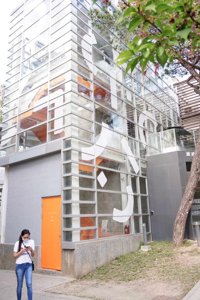 【新竹 咖啡廳 】 春室Glass Studio + The POOL，新竹公園的玻璃藝術咖啡廳，IG打卡熱門景點。 @瑪姬幸福過日子