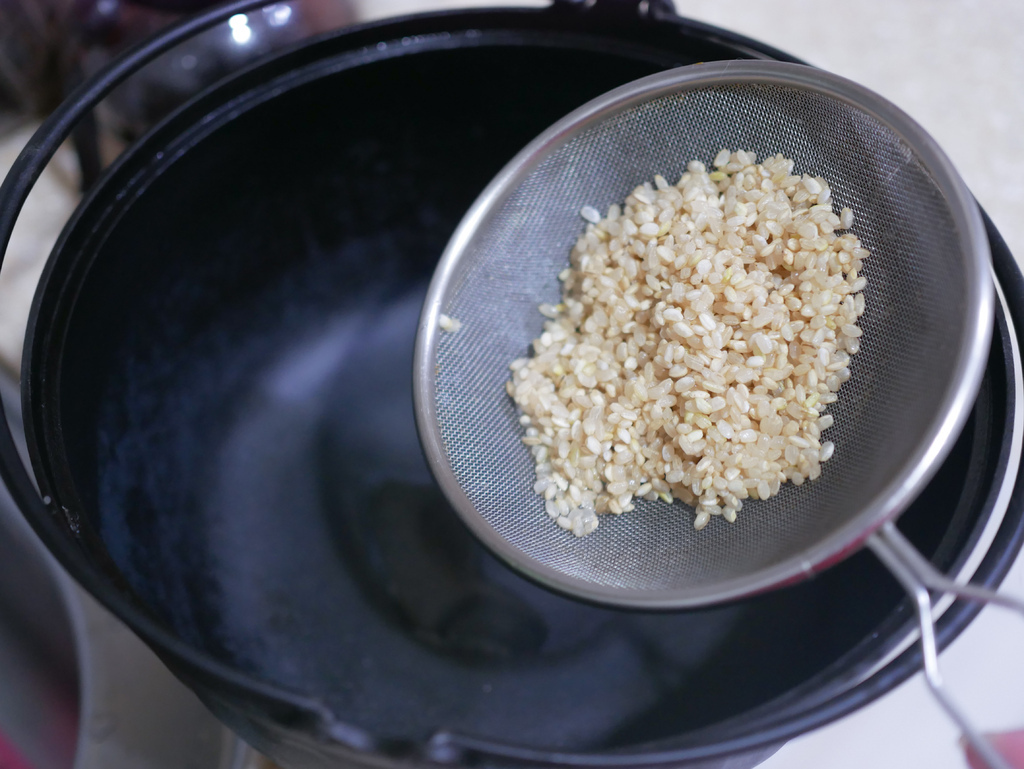 【食譜】鑄鐵鍋煮白飯一次就成功！20分鐘搞定糙米飯，香Q好吃！ @瑪姬幸福過日子