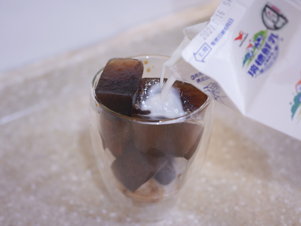 【食譜】冰磚拿鐵DIY，自製冰磚咖啡超簡單，30秒做好一杯冰磚拿鐵，冰磚咖啡越喝越濃郁！ @瑪姬幸福過日子