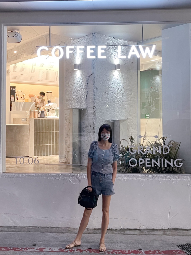 【忠孝敦化咖啡廳】 Coffee Law敦南概念店，台北東區小清新網美咖啡廳，拿鐵不到100元，IG打卡熱門點，逛街累了來這裡喝杯咖啡吧！ @瑪姬幸福過日子