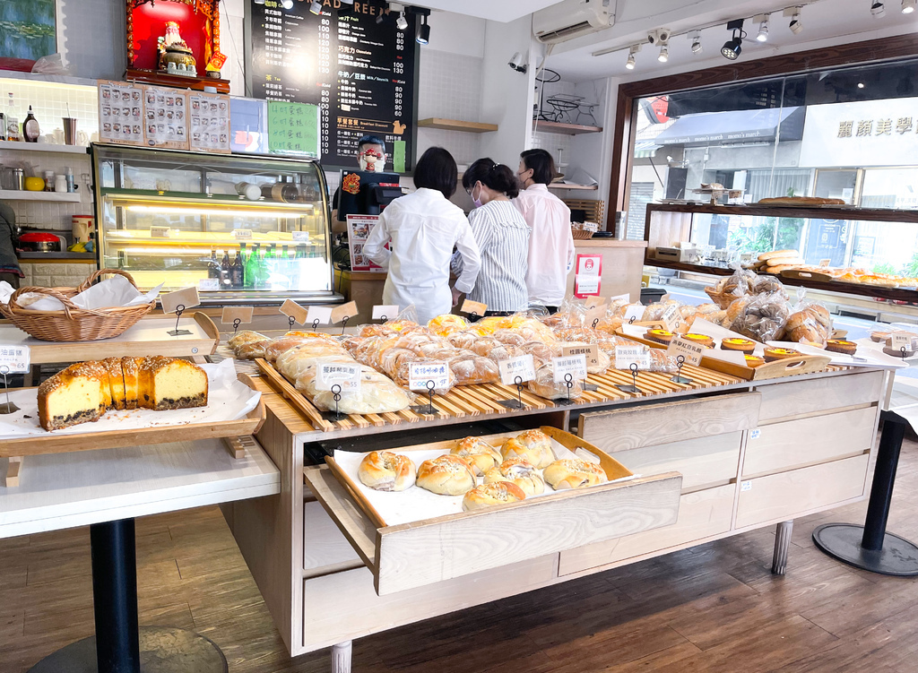 【大安區美食】 麵包樹複合式麵包店，不限時，台北東區麵包甜點下午茶搭配飲料有優惠，麵包超好吃，忠孝敦化咖啡廳！ @瑪姬幸福過日子