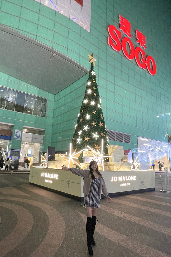 2021SOGO百貨雙聖誕樹/粉紅聖誕耶誕節燈飾，白色拱門燈海超浪漫，白色聖誕樹燒吸睛，台北東區必拍聖誕景點，忠孝復興站。 @瑪姬幸福過日子