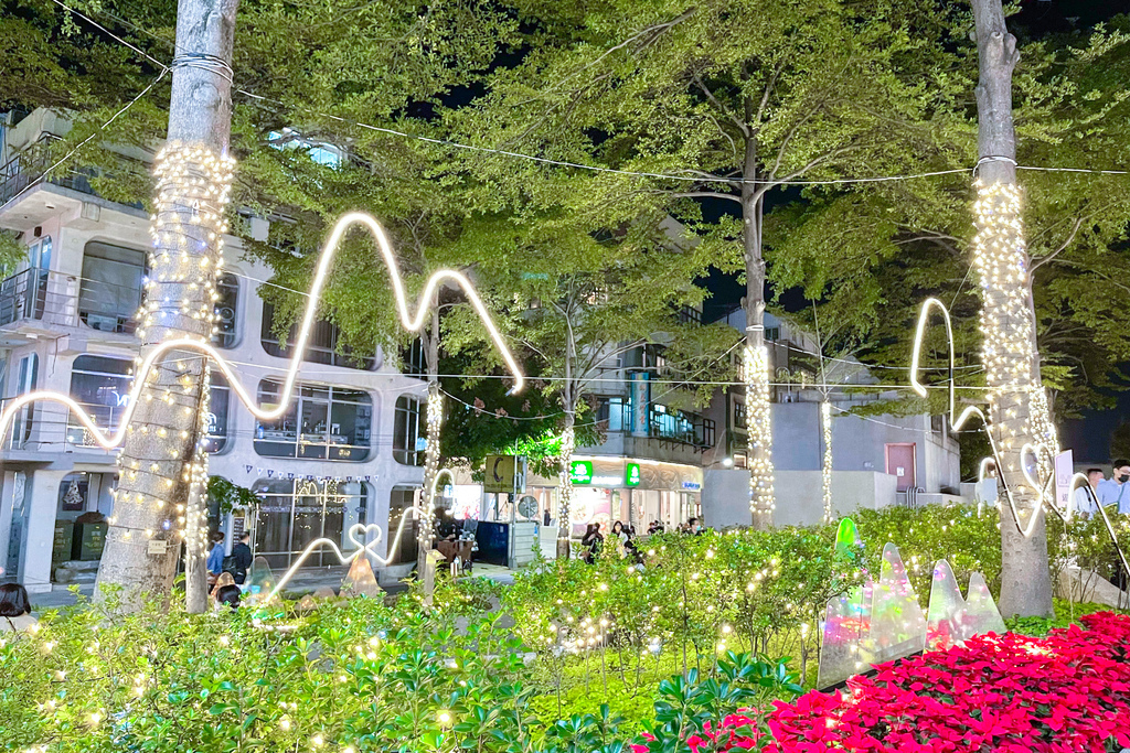 台北中山站巨型史努比耶誕樹超級吸睛，心中山線形公園大片燈海好好拍還有，耶誕市集，魔幻山林！ @瑪姬幸福過日子