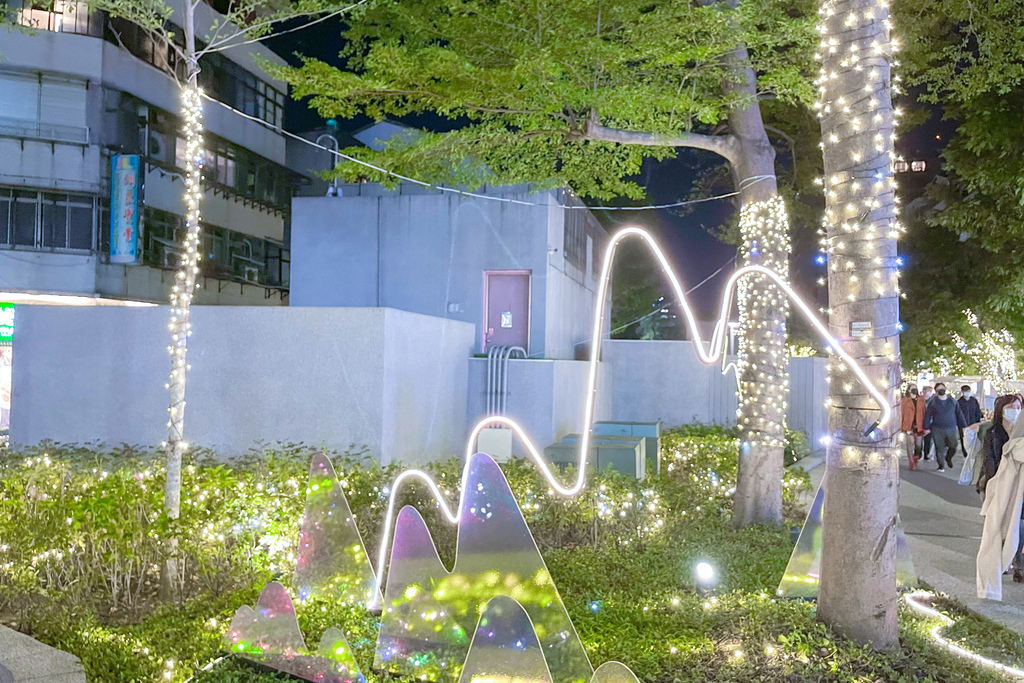 台北中山站巨型史努比耶誕樹超級吸睛，心中山線形公園大片燈海好好拍還有，耶誕市集，魔幻山林！ @瑪姬幸福過日子